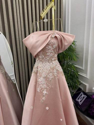 فستان سهرة وردي بكتف منسدل وتطريز ورود