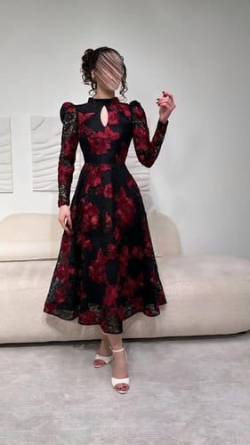 فستان اسود بورد احمر