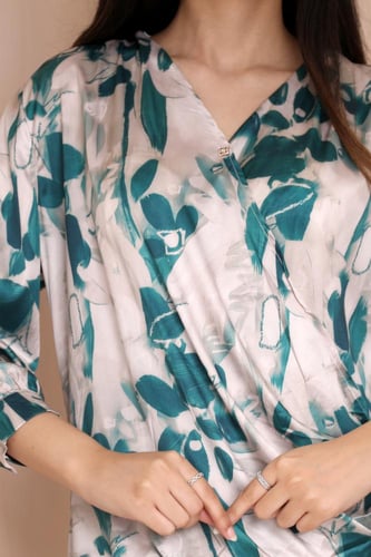 طقم نسائي ببلوزة منقوشة وبنطلون واسع