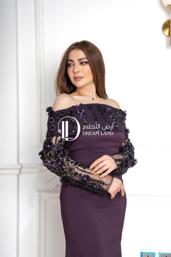 فستان سهرة بنفسجي بأكمام مطرزة وكتف منسدل