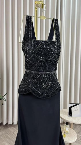 فستان سهرة مطرز بقصة انسيابية راقية