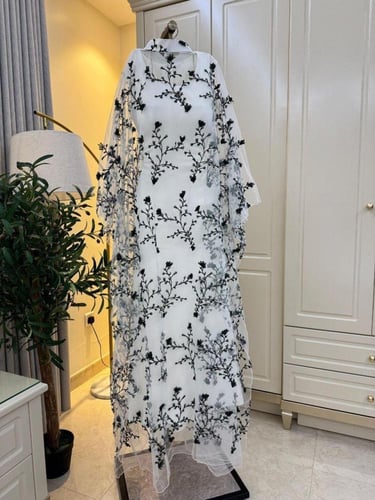 فستان سهرة بوشاح مطرز وتصميم عصري