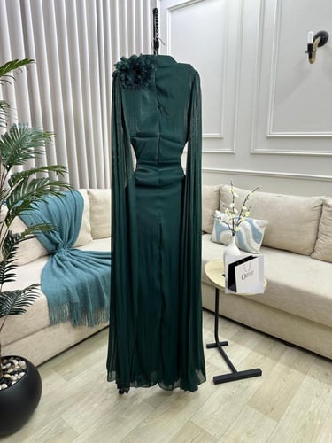 فستان سهرة زيتي بتصميم درامي وأكمام كيب