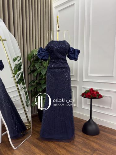 فستان سهرة كحلي بأكمام منفوخة وتطريز لامع