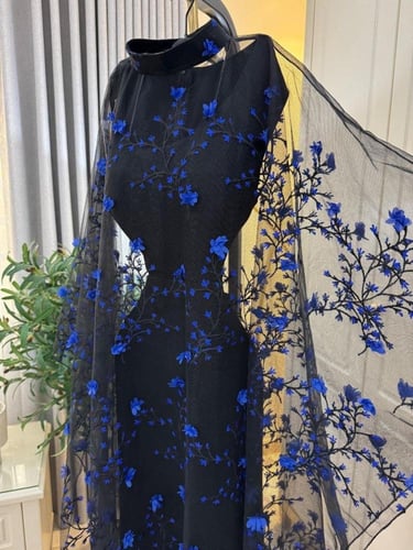 فستان سهرة بوشاح مطرز وتصميم عصري