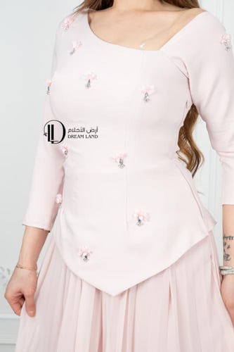 فستان ميدي وردي بتطريز ورد وكسرات