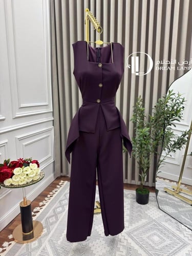 جمبسوت نسائي بقصة peplum وأزرار