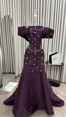 فستان سهرة بنفسجي (غامق) بكتف منسدل وتطريز كريستال...