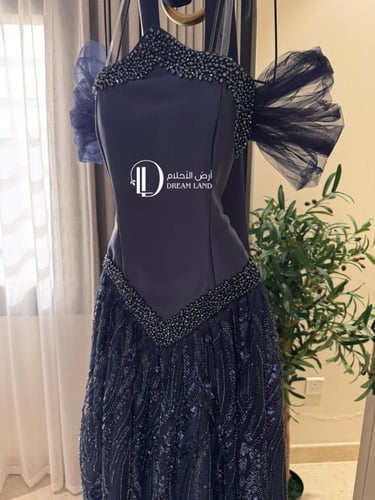 فستان سهرة عنابي بياقة مطرزة وتنورة لامعة
