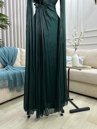 فستان سهرة زيتي بتصميم درامي وأكمام كيب