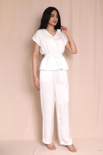 طقم حريري أبيض بتطريز لؤلؤ ووردة ناعمة