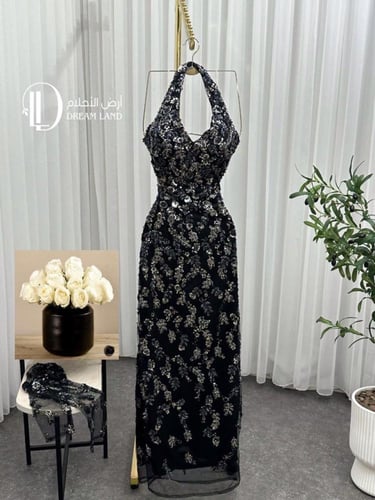 فستان سهرة بياقة هالتر وتطريز لامع