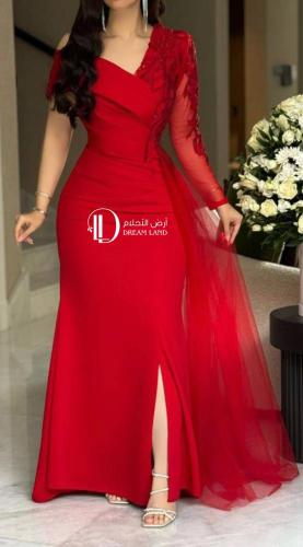 فستان سهرة أحمر بكتف واحد وذيل منسدل