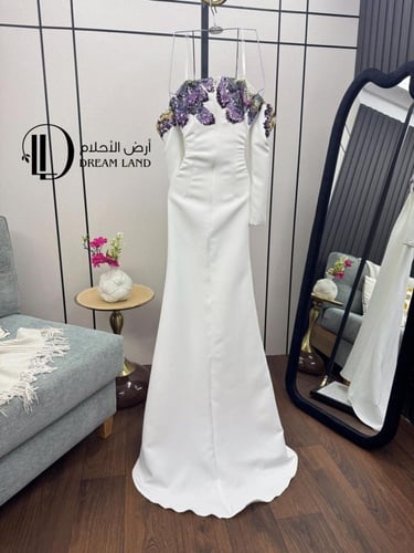 فستان سهرة أوف وايت بتطريز ملون وأكمام منسدلة