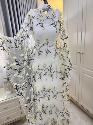 فستان سهرة بوشاح مطرز وتصميم عصري