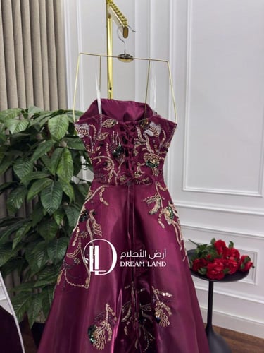 فستان سهرة عنابي سحر الخريف