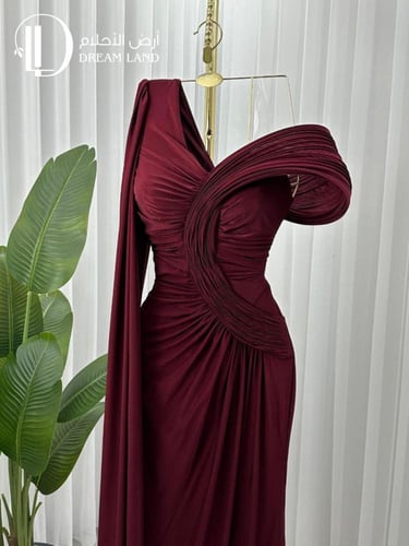 فستان سهرة بكتف واحد وذيل ناعم