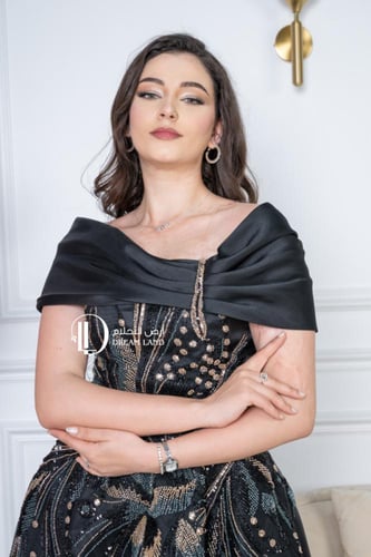 فستان سهرة أسود بكتف منسدل وتطريز فاخر