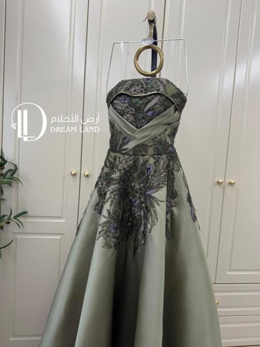 فستان سهرة زيتي بياقة مطوية وتطريز فاخر