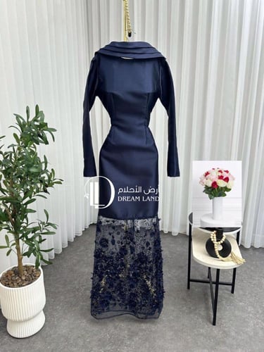 فستان سهرة كحلي بياقة منسدلة وتطريز ورود