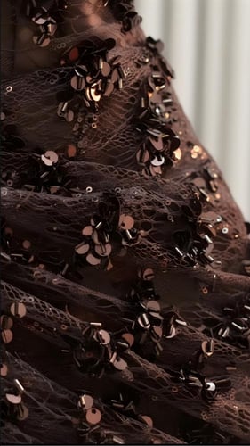 فستان سهرة بني بتطريز لامع وخصر مزموم