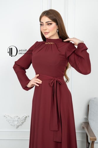 فستان سهرة عنابي بياقة مرتفعة وحزام للخصر