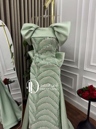 فستان سهرة أخضر بفيونكة كبيرة وتطريز فاخر