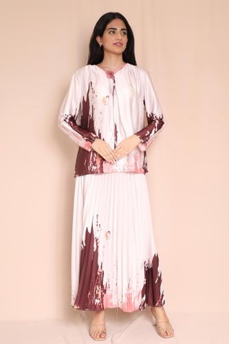 طقم نسائي بتنورة بليسيه وطبعة فنية عنابية