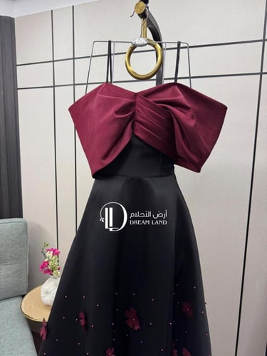 فستان ميدي بكتف منسدل وورود بارزة