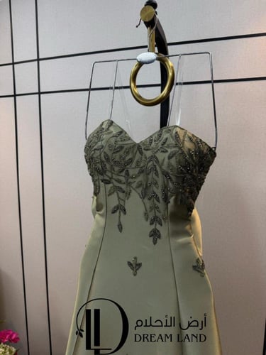 فستان سهرة زيتي بفيونكة خلفية وظهر كورسيه