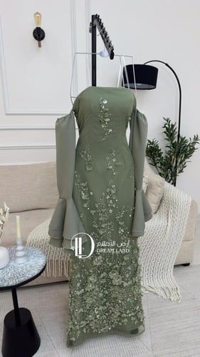 فستان سهرة بأكمام جرس وتطريز ورود