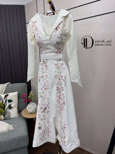 فستان أوف وايت بتطريز ورود وخصر محدد