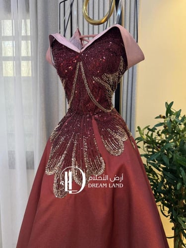 فستان سهرة بتطريز فاخر وتصميم أومبري