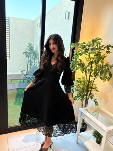 فستان اسود بدانتيل