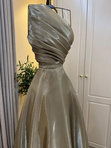 فستان سهرة لامع بكتف واحد وتصميم درامي