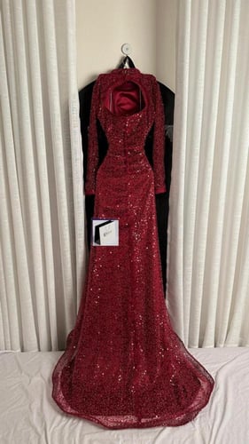 فستان سهرة عنابي بياقة عالية وأكمام طويلة.