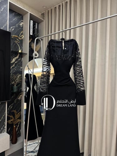 فستان سهرة أسود بأكمام دانتيل وقصة حورية البحر