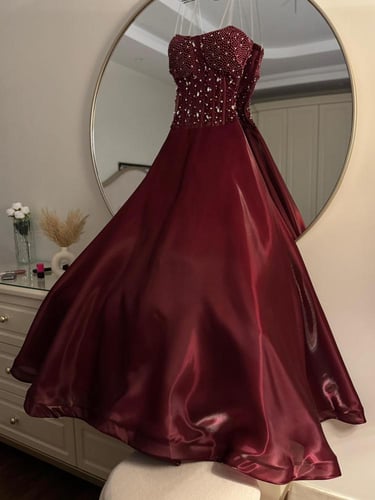 فستان سهرة بتطريز لؤلؤ وقصة كورسيه