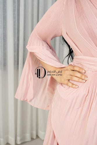 فستان ميدي وردي بتنورة بليسيه وأكمام واسعة