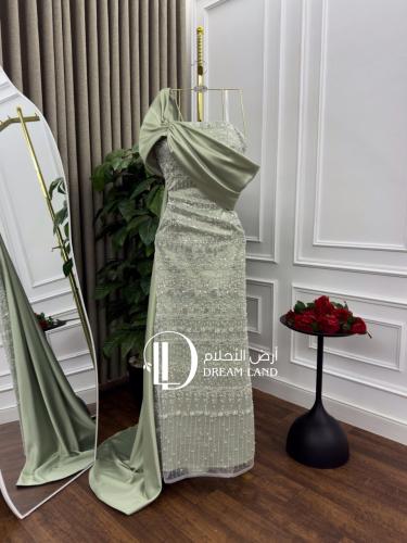 فستان سهرة بتطريز لامع وذيل منسدل