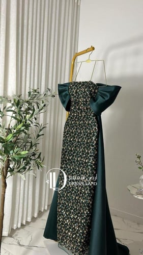 فستان سهرة زيتي بتطريز لامع وذيل درامي