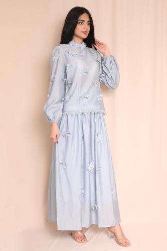 طقم نسائي بتنورة وبلوزة مطرزة بالفراشات