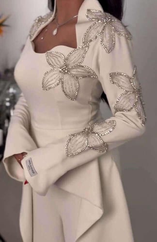 جمبسوت بتصميم عصري وتطريز ورود فاخر