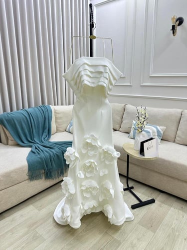 فستان سهرة بورد بارز وتصميم متدرّج