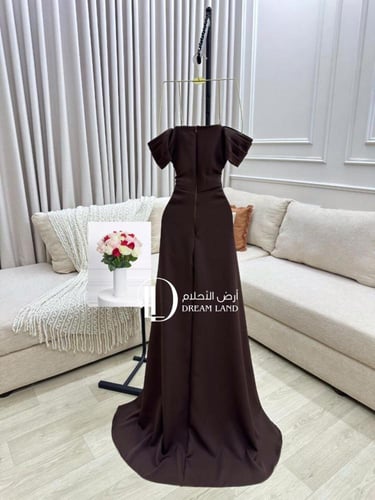 فستان سهرة بياقة مطرزة وخصر محدد