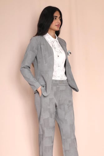 طقم نسائي بنطلون