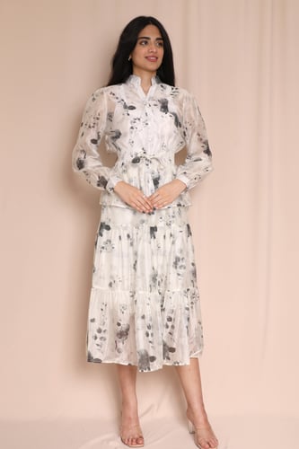 فستان ميدي منقوش بياقة عالية وتنورة طبقات