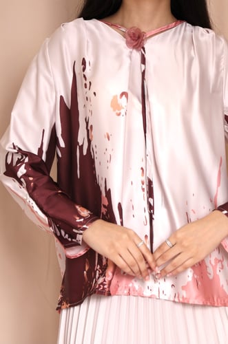 طقم نسائي بتنورة بليسيه وطبعة فنية عنابية