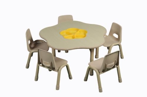 طاولة بيضاء وردة