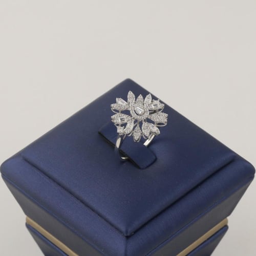 طقم ذهب ابيض بتصميم الماس - عيار 18